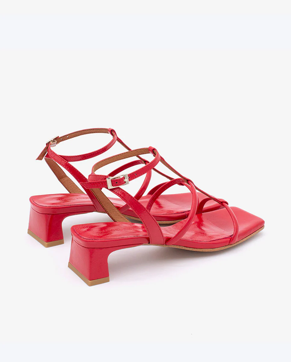 RACHEL – Sandalia de tiras t-strap con tacón bajo en piel brillante texturizada - Image 5