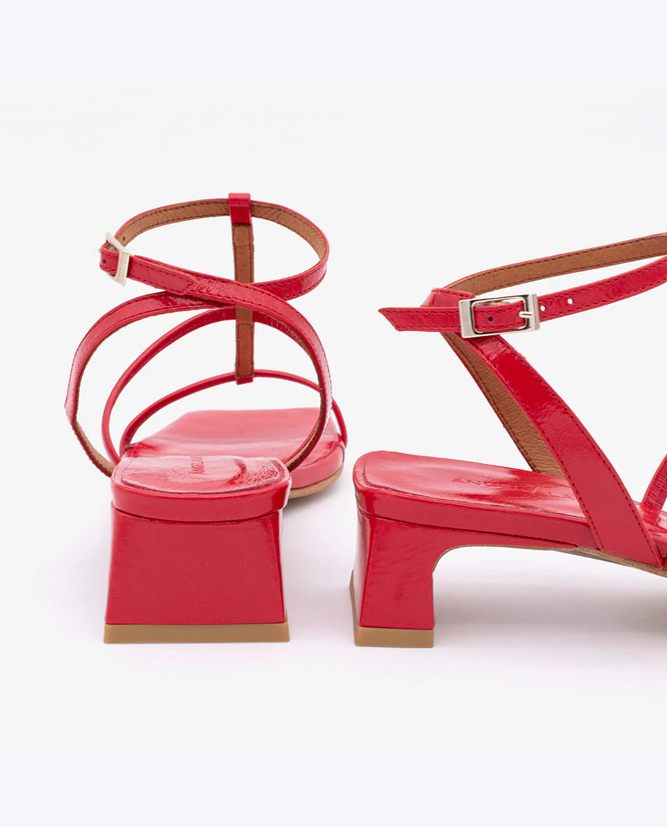 RACHEL – Sandalia de tiras t-strap con tacón bajo en piel brillante texturizada - Image 7