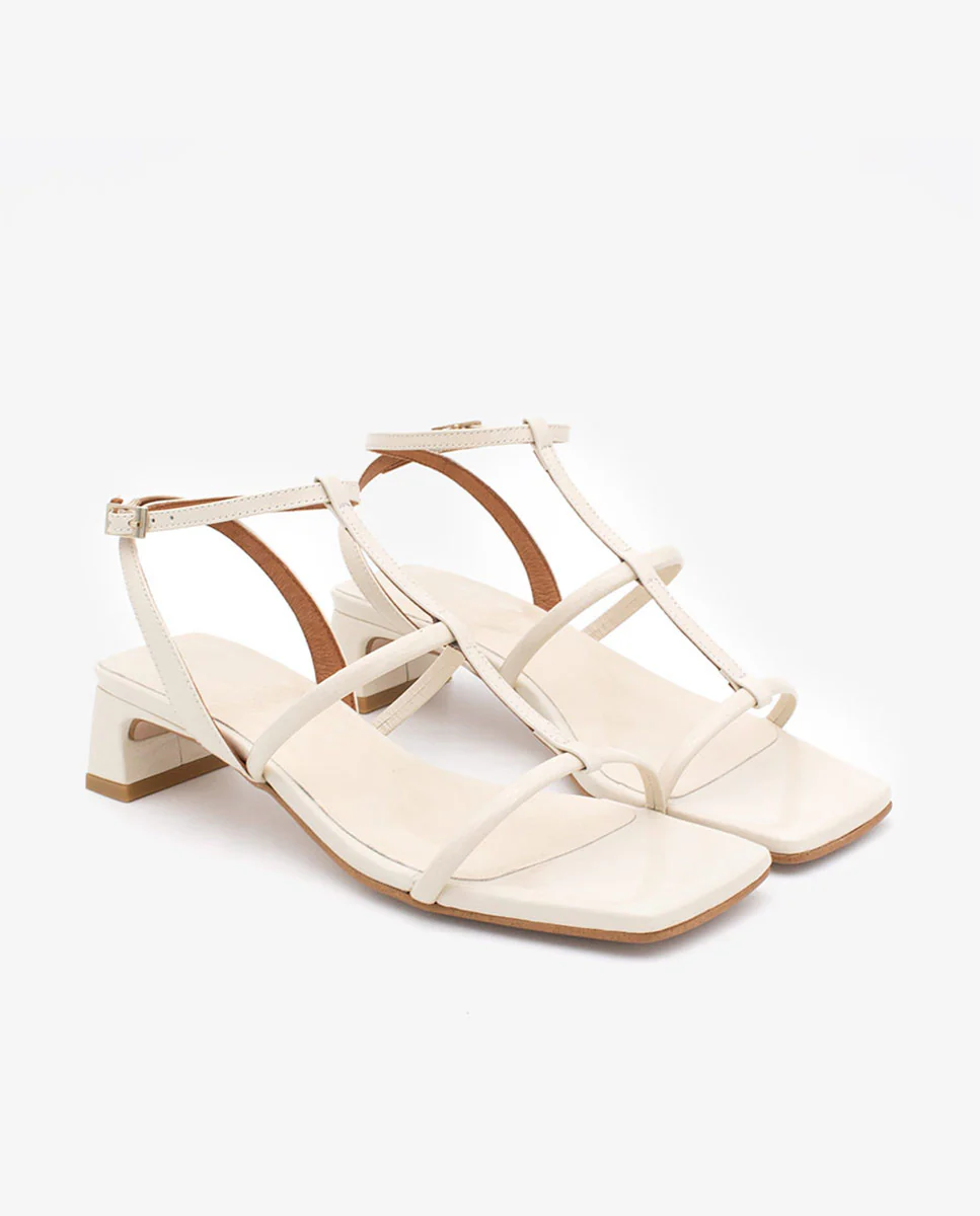 RACHEL – Sandalia de tiras t-strap con tacón bajo en piel brillante texturizada - Image 9