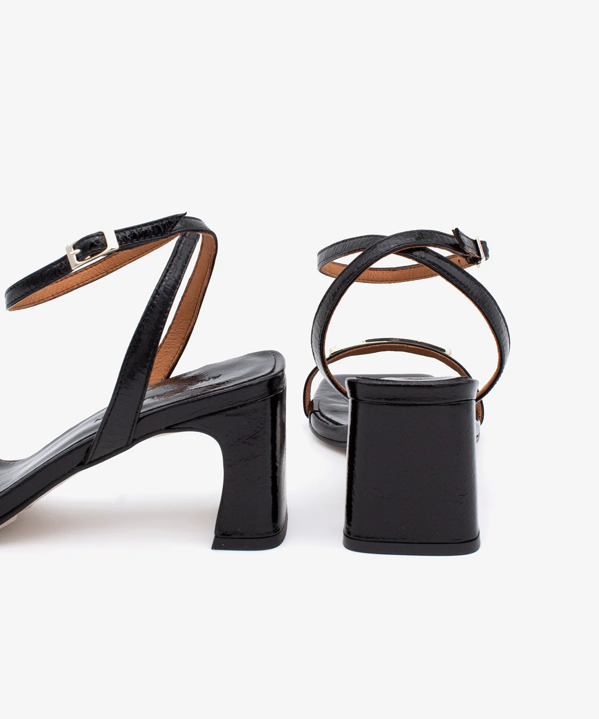 SIBILA – Sandalias de tira con adorno, pulsera y tacón en piel brillante - Image 6