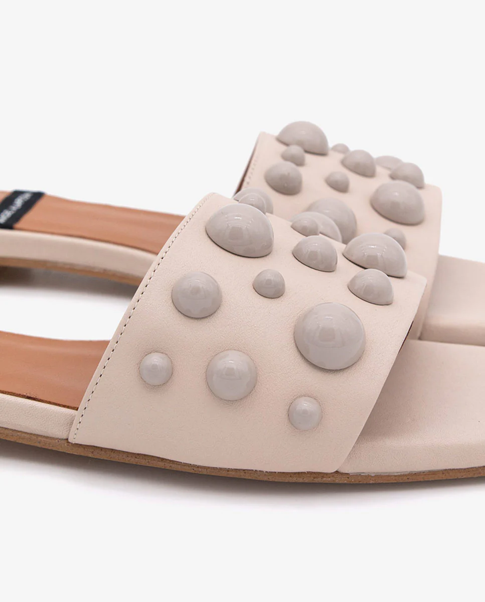 SYLVIE – Zapatos planos en piel tipo mule abiertos con pala adornada con semiesferas - Image 10
