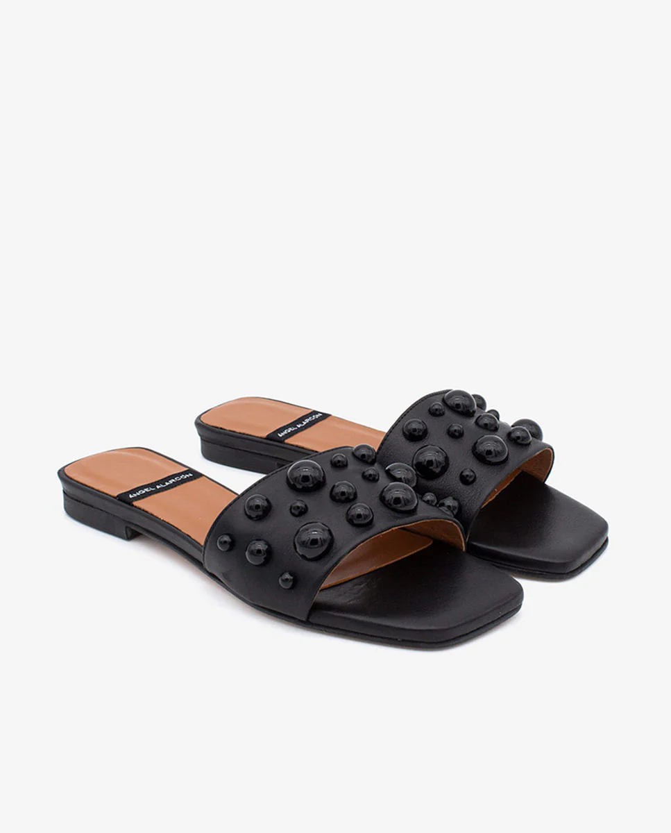 SYLVIE – Zapatos planos en piel tipo mule abiertos con pala adornada con semiesferas - Image 2