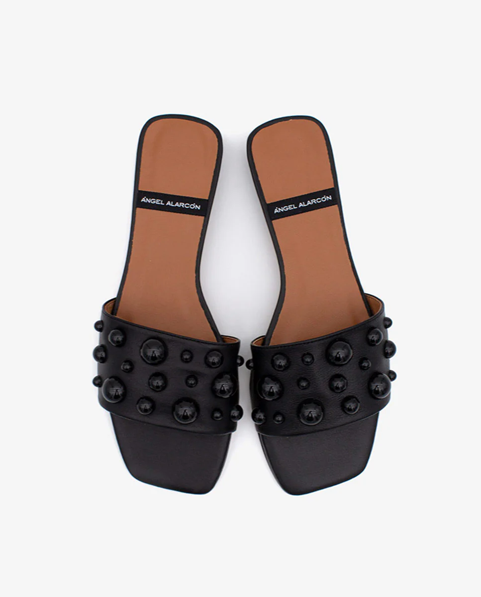 SYLVIE – Zapatos planos en piel tipo mule abiertos con pala adornada con semiesferas - Image 4