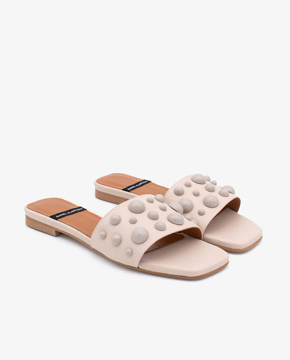 SYLVIE – Zapatos planos en piel tipo mule abiertos con pala adornada con semiesferas - Image 7