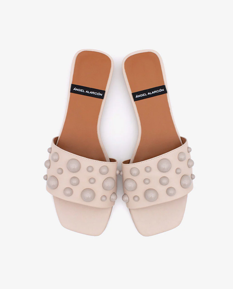 SYLVIE – Zapatos planos en piel tipo mule abiertos con pala adornada con semiesferas - Image 9