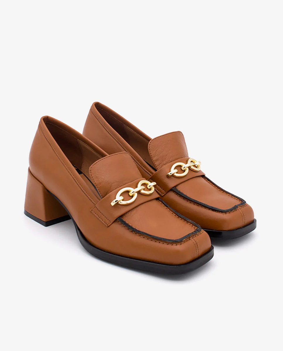 TERENCE – Mocasín de piel con adorno de cadena y tacón cómodo - Image 2