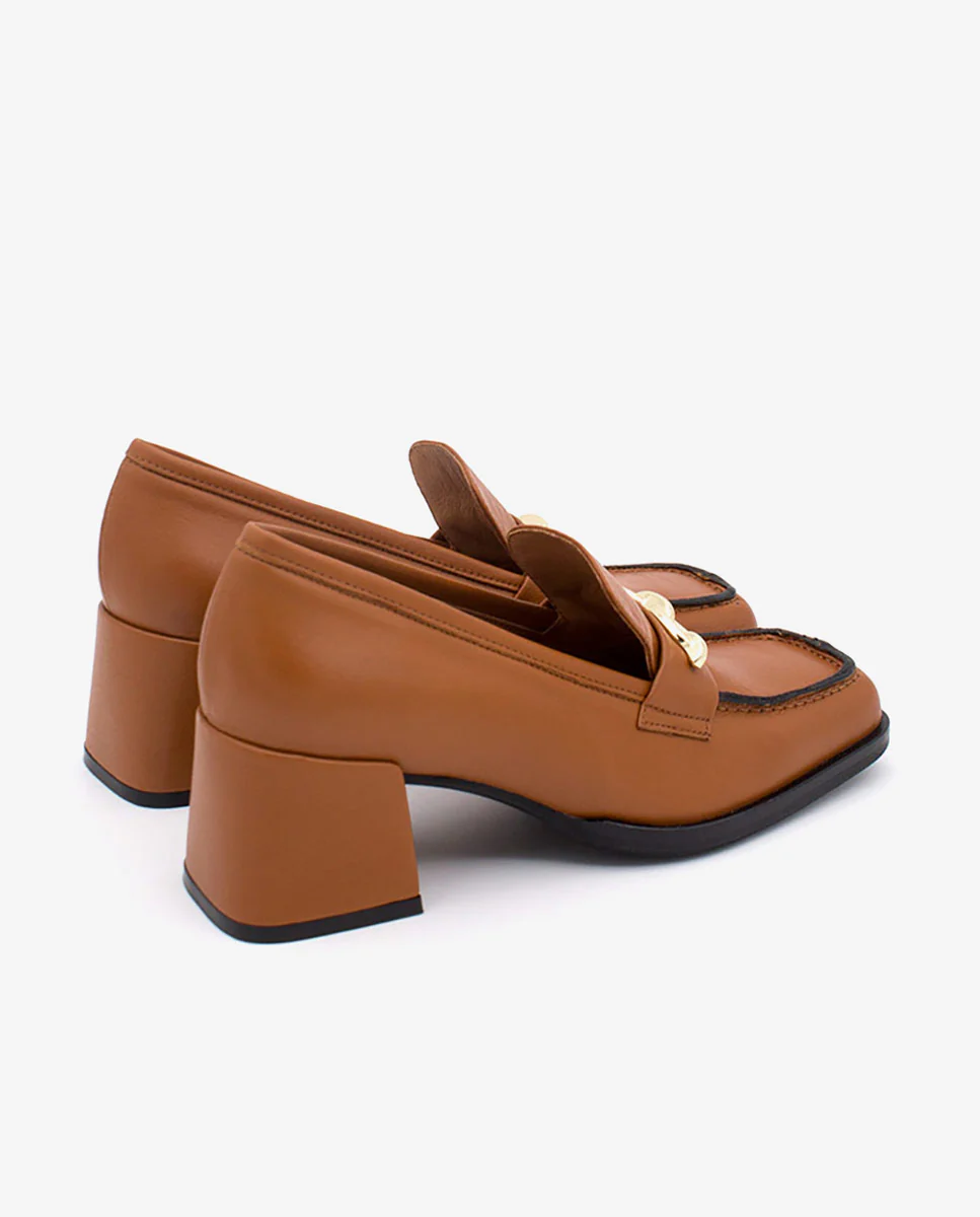 TERENCE – Mocasín de piel con adorno de cadena y tacón cómodo - Image 3
