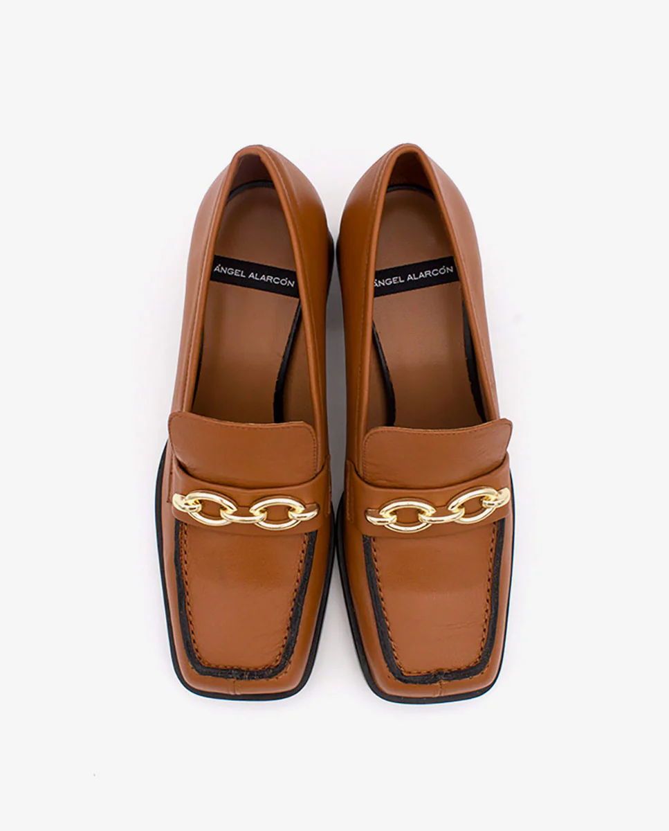 TERENCE – Mocasín de piel con adorno de cadena y tacón cómodo - Image 4