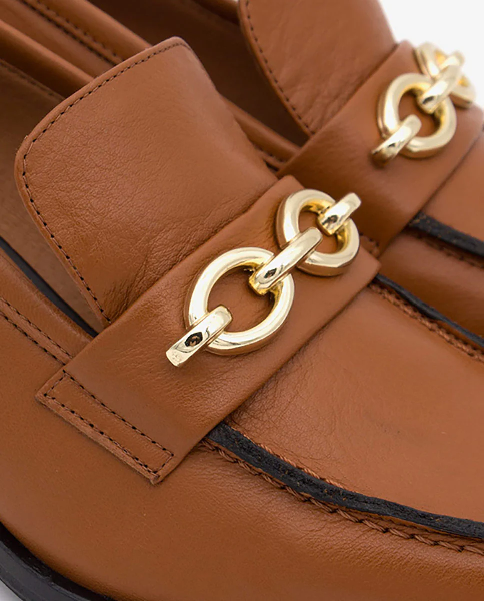 TERENCE – Mocasín de piel con adorno de cadena y tacón cómodo - Image 5