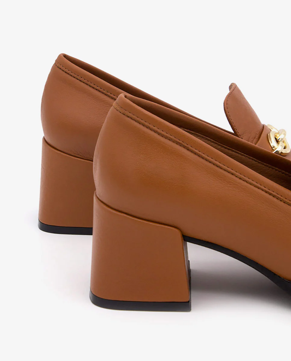 TERENCE – Mocasín de piel con adorno de cadena y tacón cómodo - Image 6