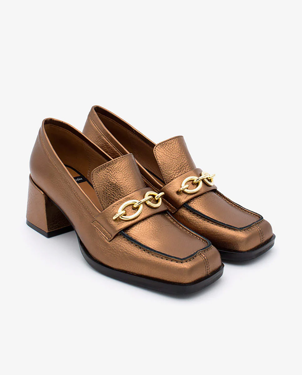 TERENCE – Mocasín de piel metalizada con adorno de cadena y tacón cómodo - Image 2
