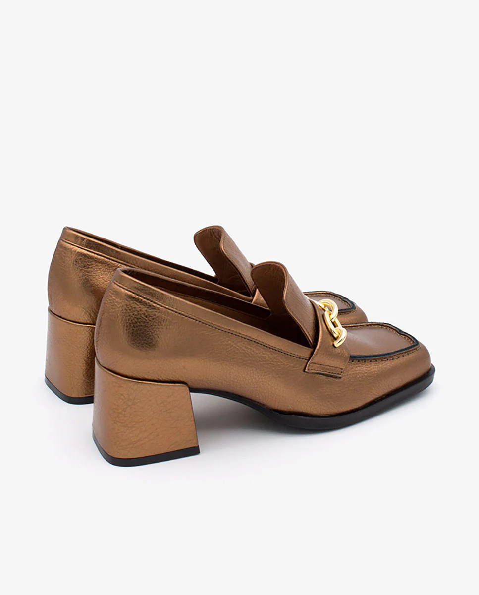 TERENCE – Mocasín de piel metalizada con adorno de cadena y tacón cómodo - Image 3
