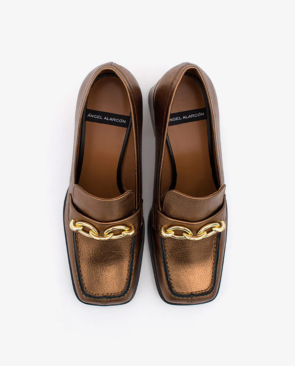 TERENCE – Mocasín de piel metalizada con adorno de cadena y tacón cómodo - Image 4