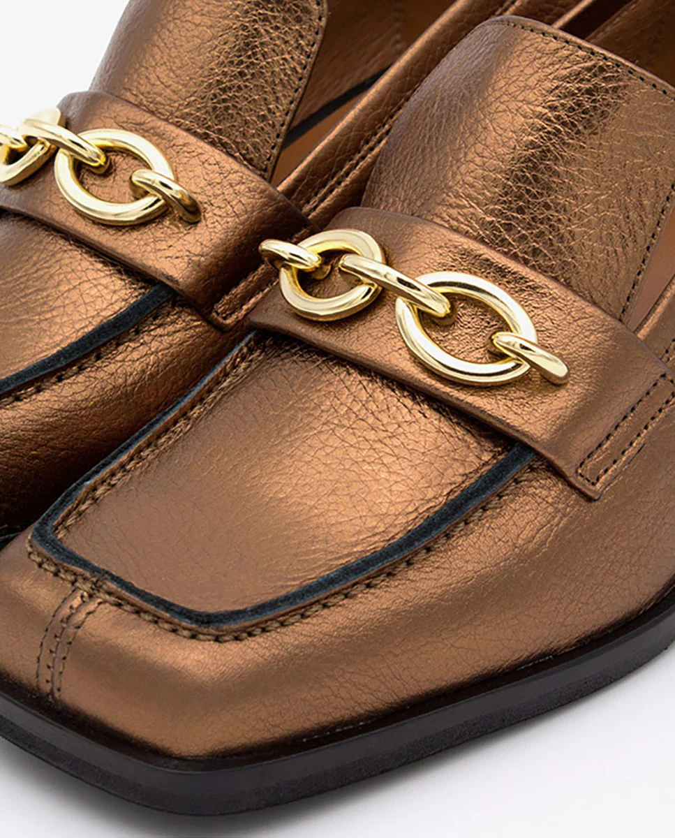 TERENCE – Mocasín de piel metalizada con adorno de cadena y tacón cómodo - Image 5