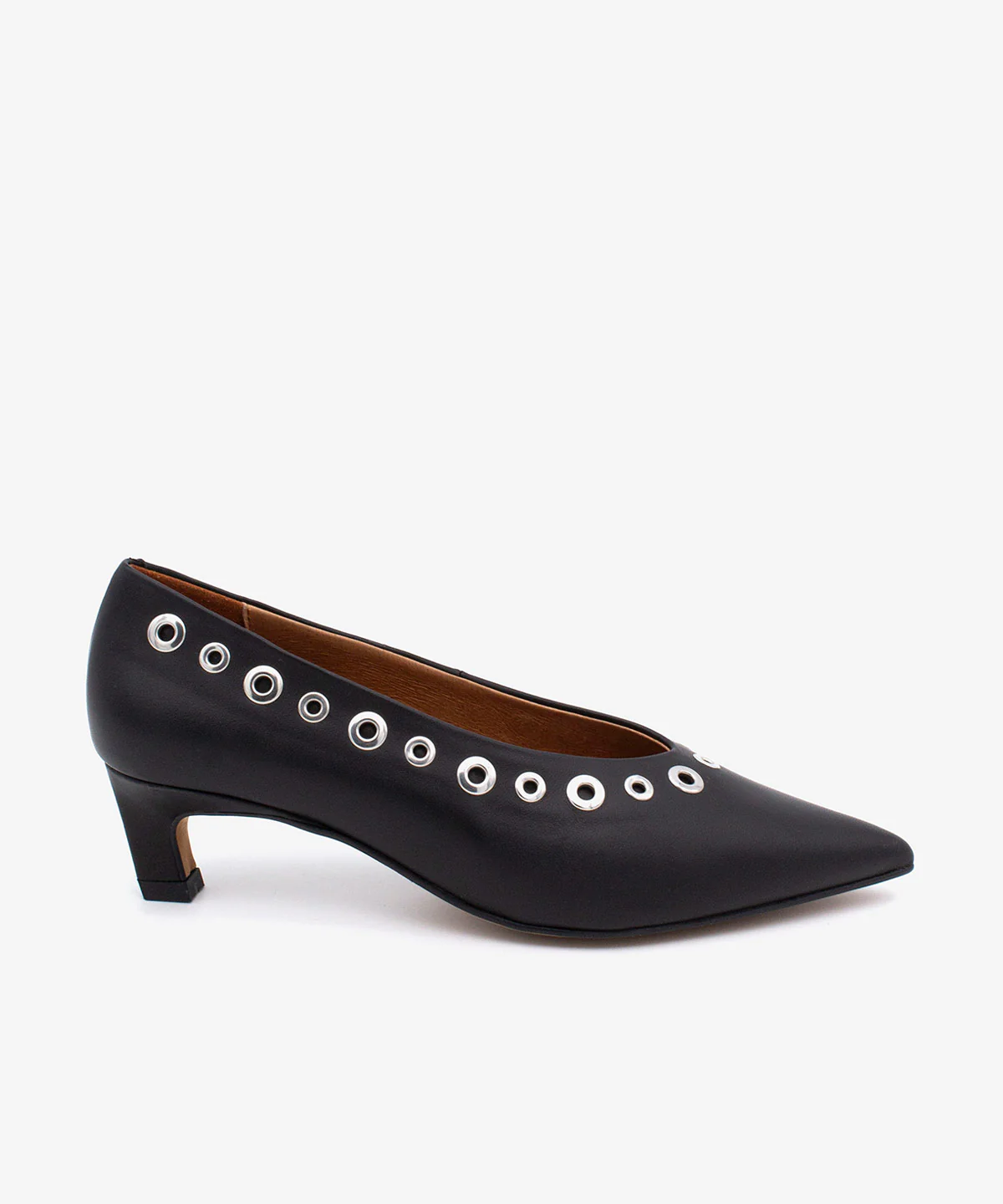 VERA – Zapato de tipo salón con tacón mini de piel con detalles metálicos