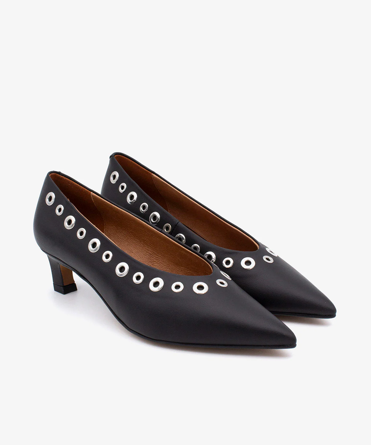 VERA – Zapato de tipo salón con tacón mini de piel con detalles metálicos - Image 2
