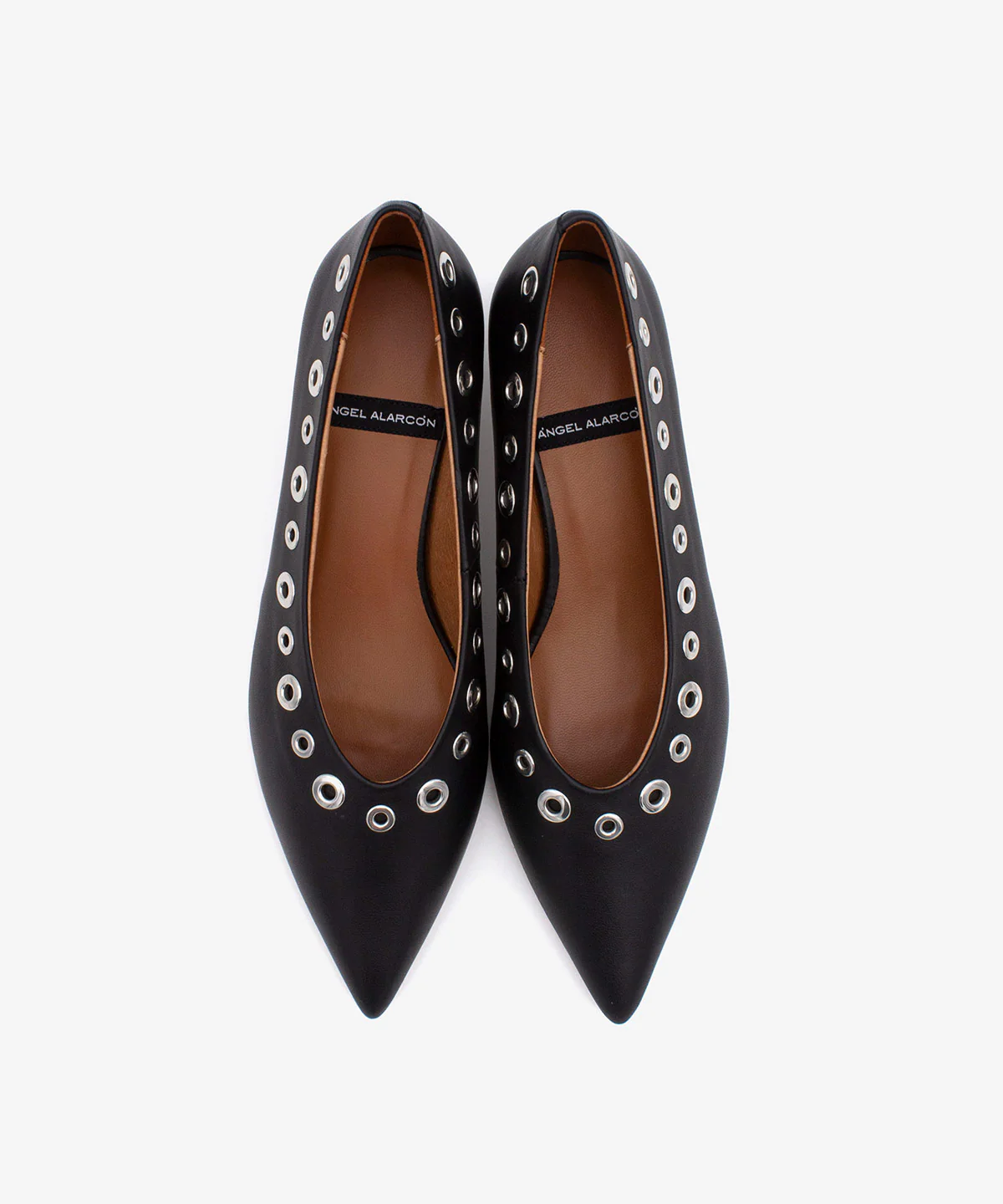 VERA – Zapato de tipo salón con tacón mini de piel con detalles metálicos - Image 4