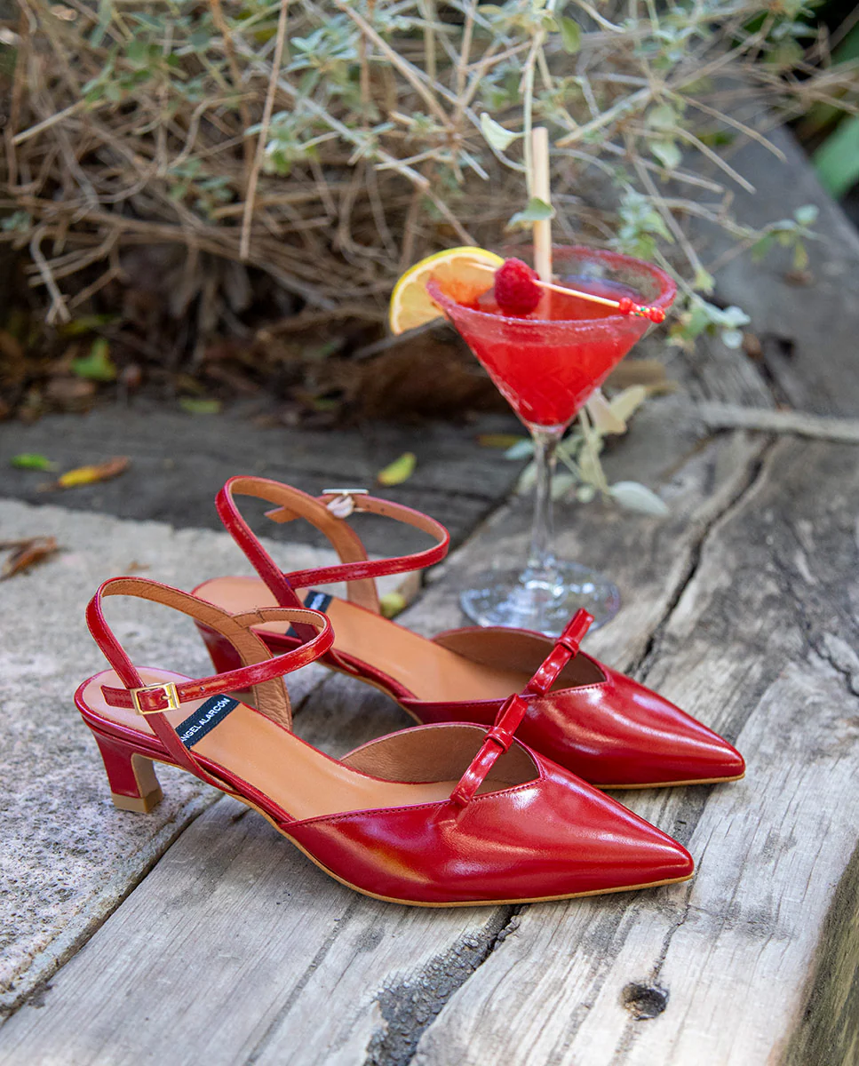 VERONIQUE – Zapatos de salón abiertos con tacón bajo de piel brillante - Image 11