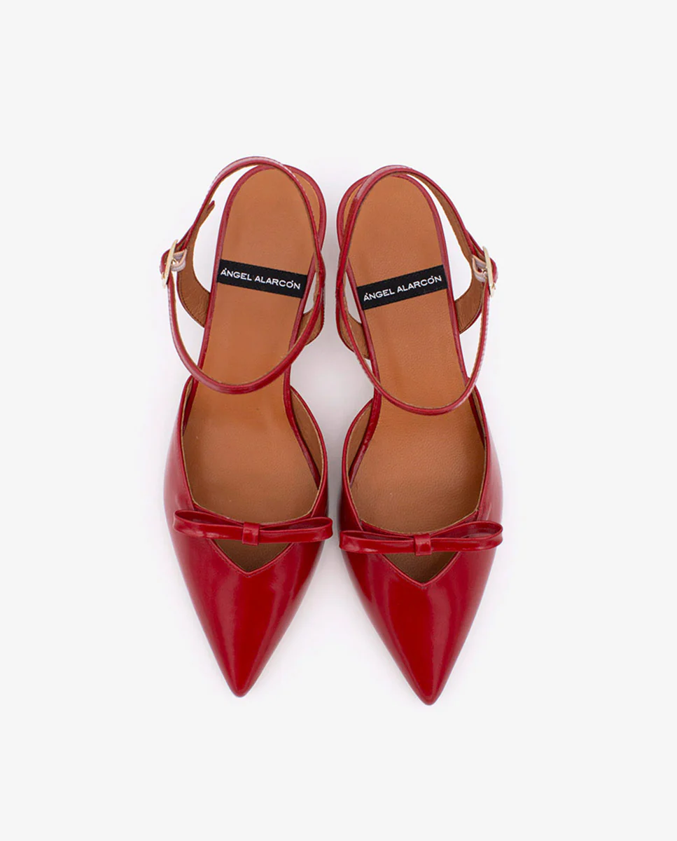 VERONIQUE – Zapatos de salón abiertos con tacón bajo de piel brillante - Image 13