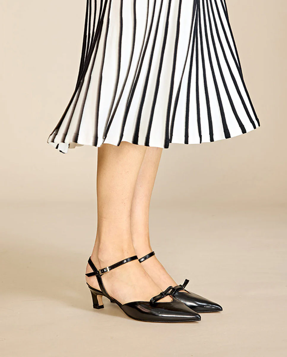 VERONIQUE – Zapatos de salón abiertos con tacón bajo de piel brillante - Image 2
