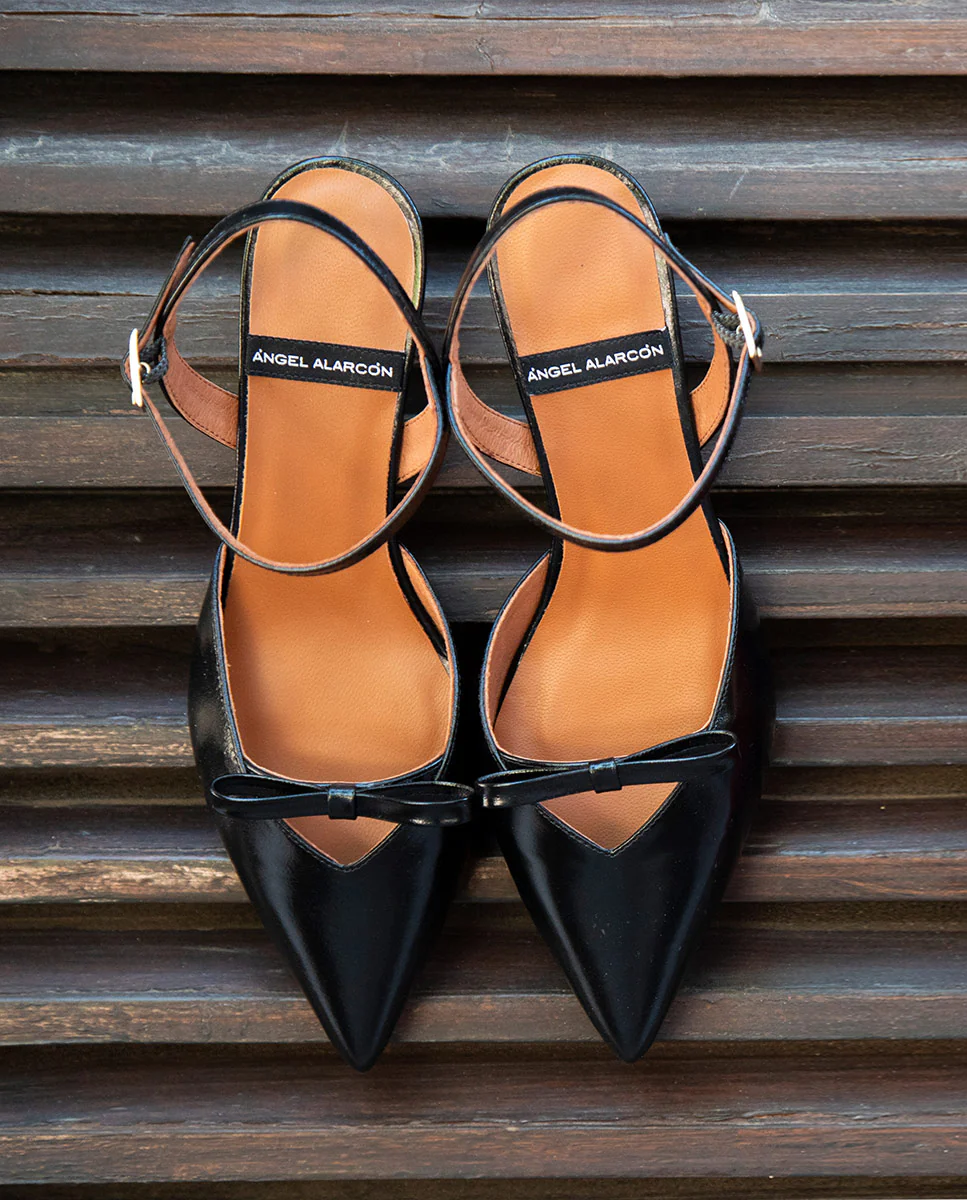 VERONIQUE – Zapatos de salón abiertos con tacón bajo de piel brillante - Image 4