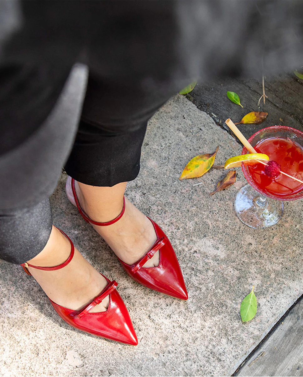 VERONIQUE – Zapatos de salón abiertos con tacón bajo de piel brillante - Image 9