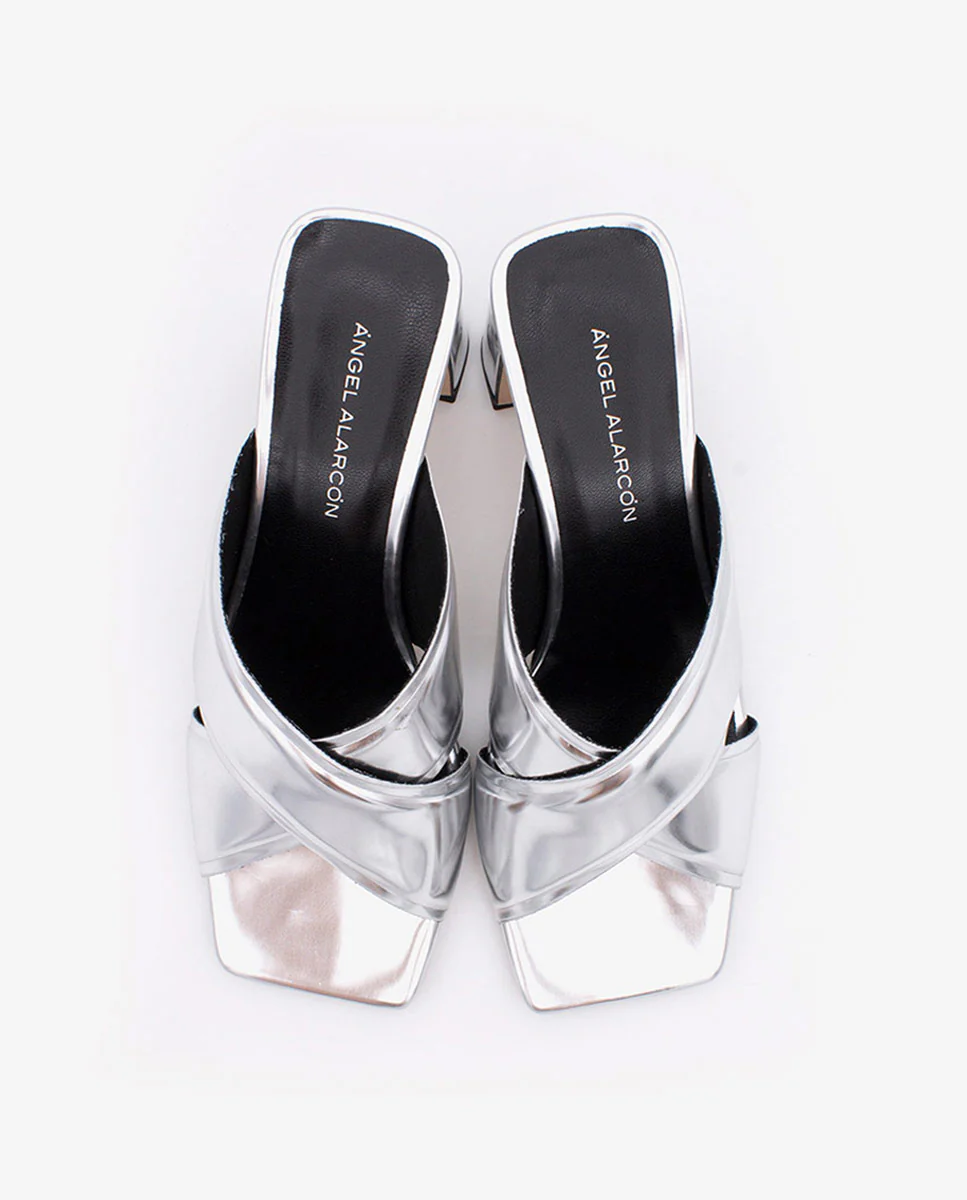WANDA – Mules sandalias con pala cruzada acolchada y tacón ancho metalizado - Image 4