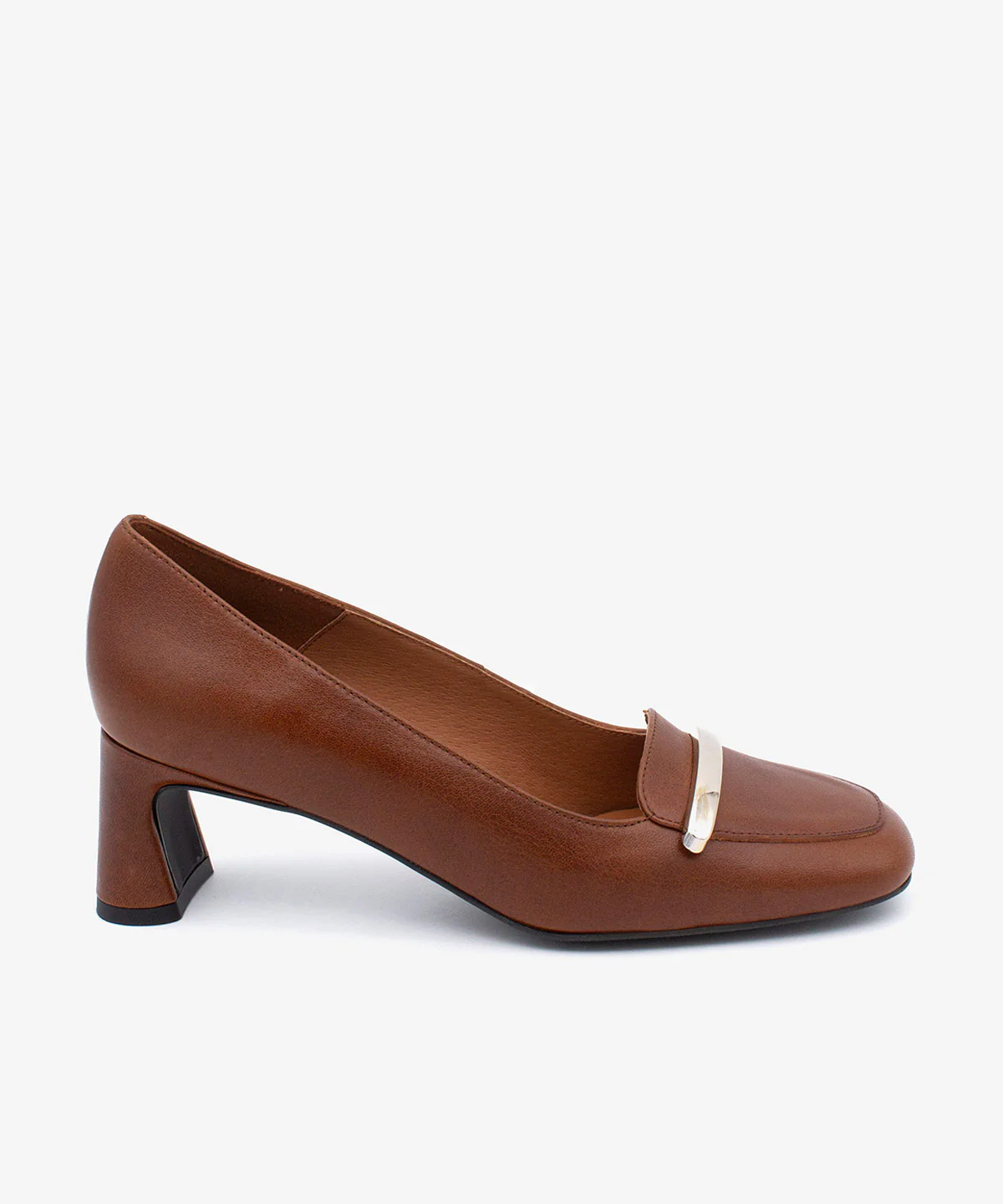 YAIRA – Salón de mujer tipo mocasín con detalle metálico y tacón ancho