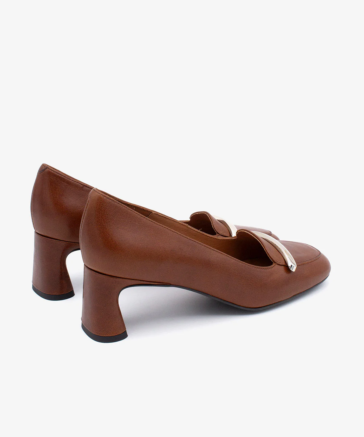 YAIRA – Salón de mujer tipo mocasín con detalle metálico y tacón ancho - Image 3