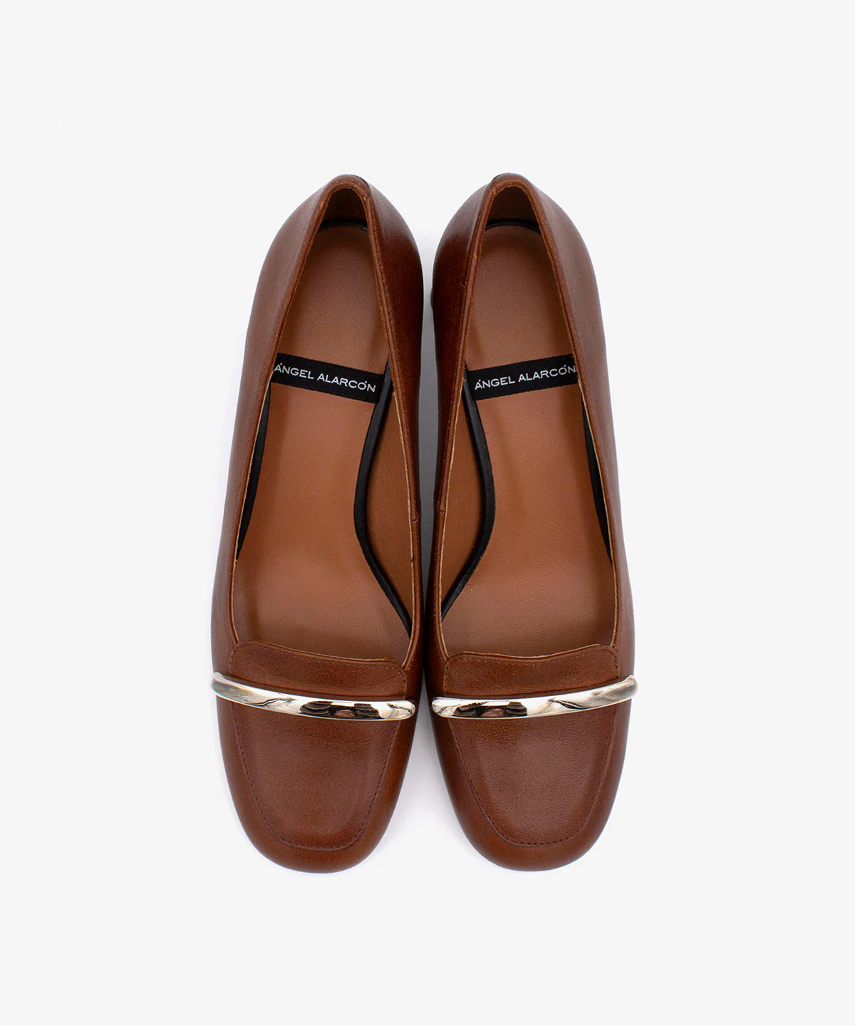 YAIRA – Salón de mujer tipo mocasín con detalle metálico y tacón ancho - Image 4