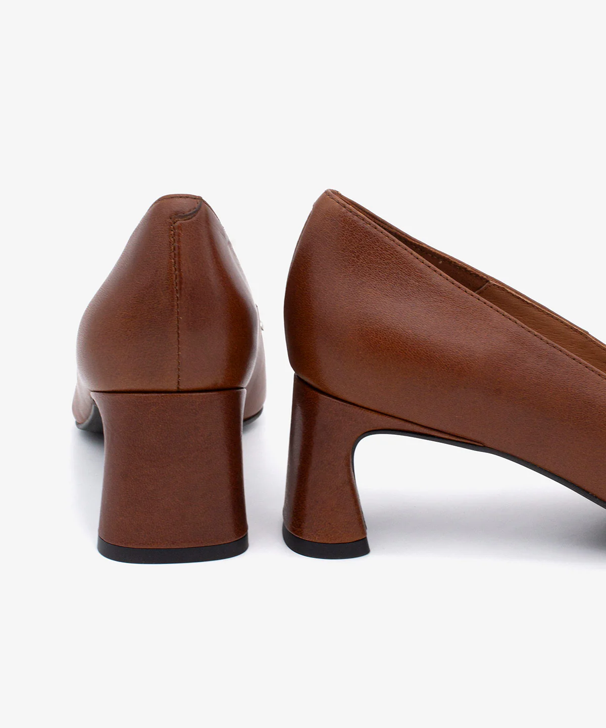 YAIRA – Salón de mujer tipo mocasín con detalle metálico y tacón ancho - Image 5