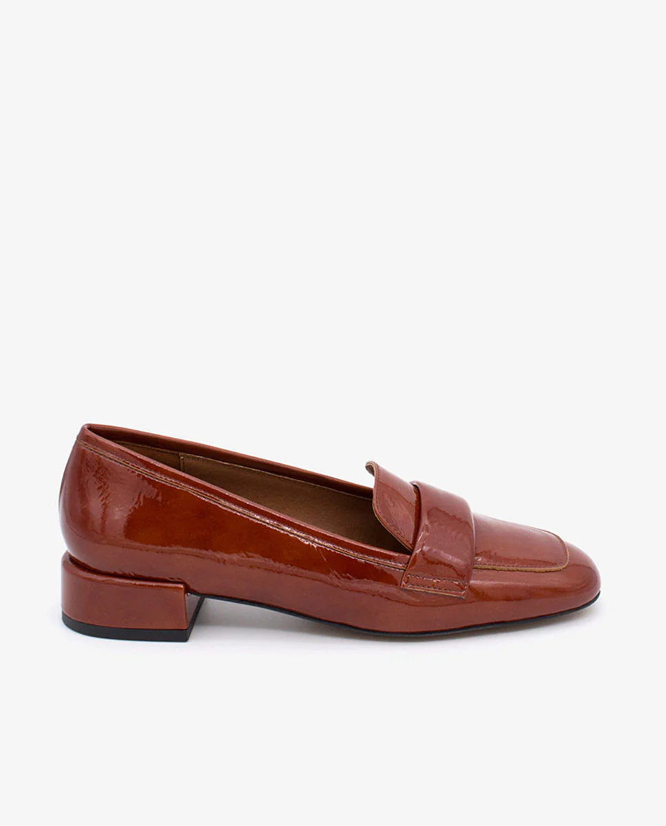 YAMA – Mocasín de charol con tacón bajo y punta redonda