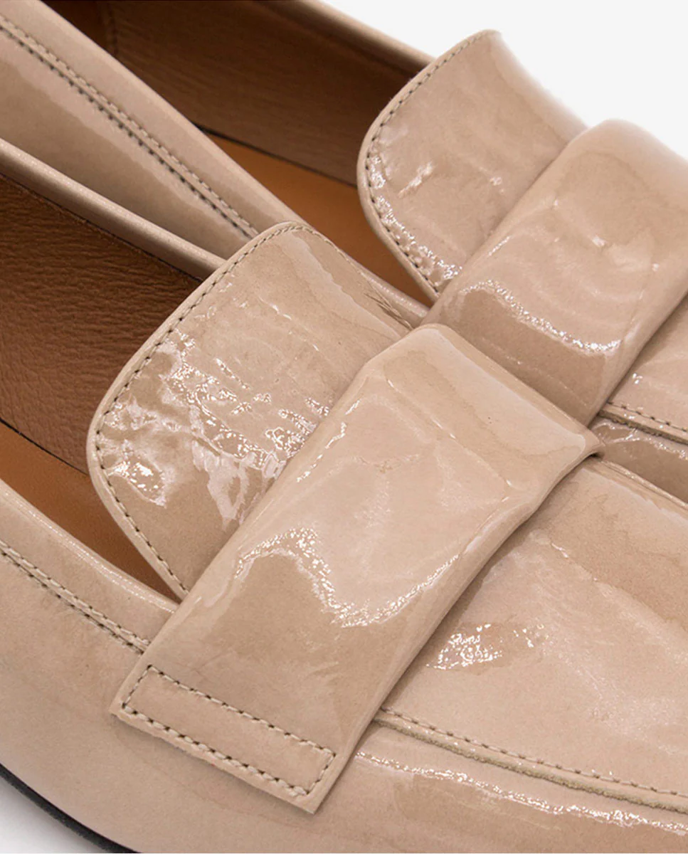 YAMA – Mocasín de charol con tacón bajo y punta redonda - Image 10