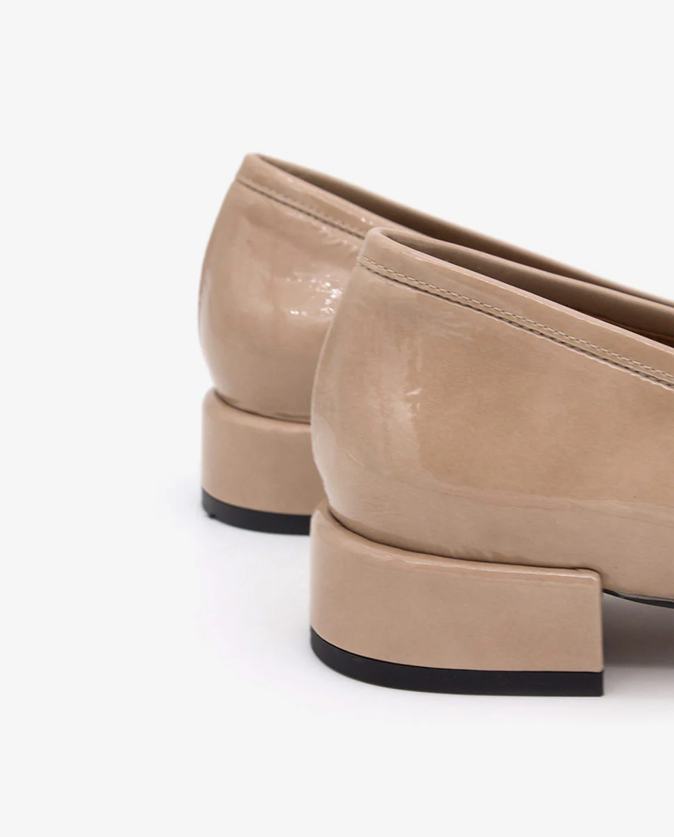 YAMA – Mocasín de charol con tacón bajo y punta redonda - Image 11