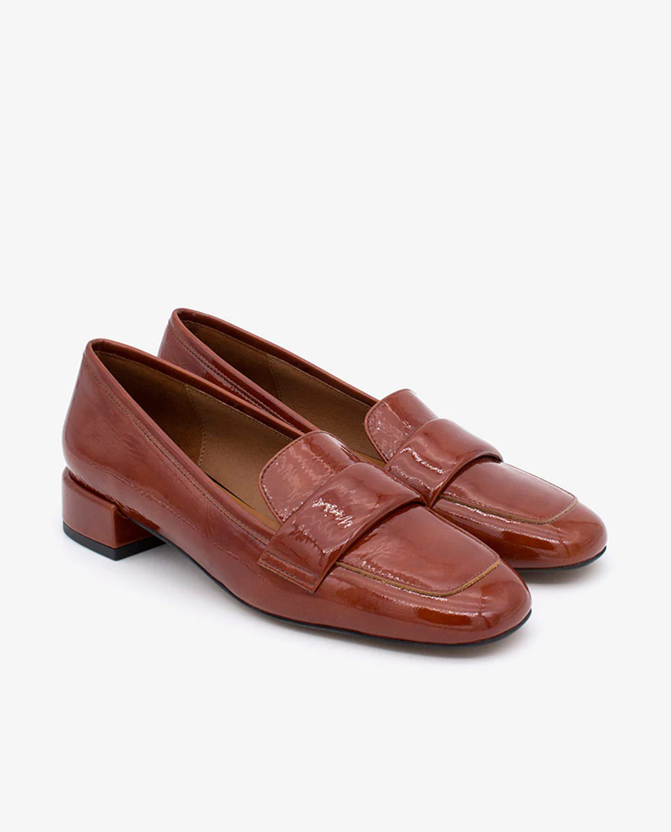 YAMA – Mocasín de charol con tacón bajo y punta redonda - Image 2