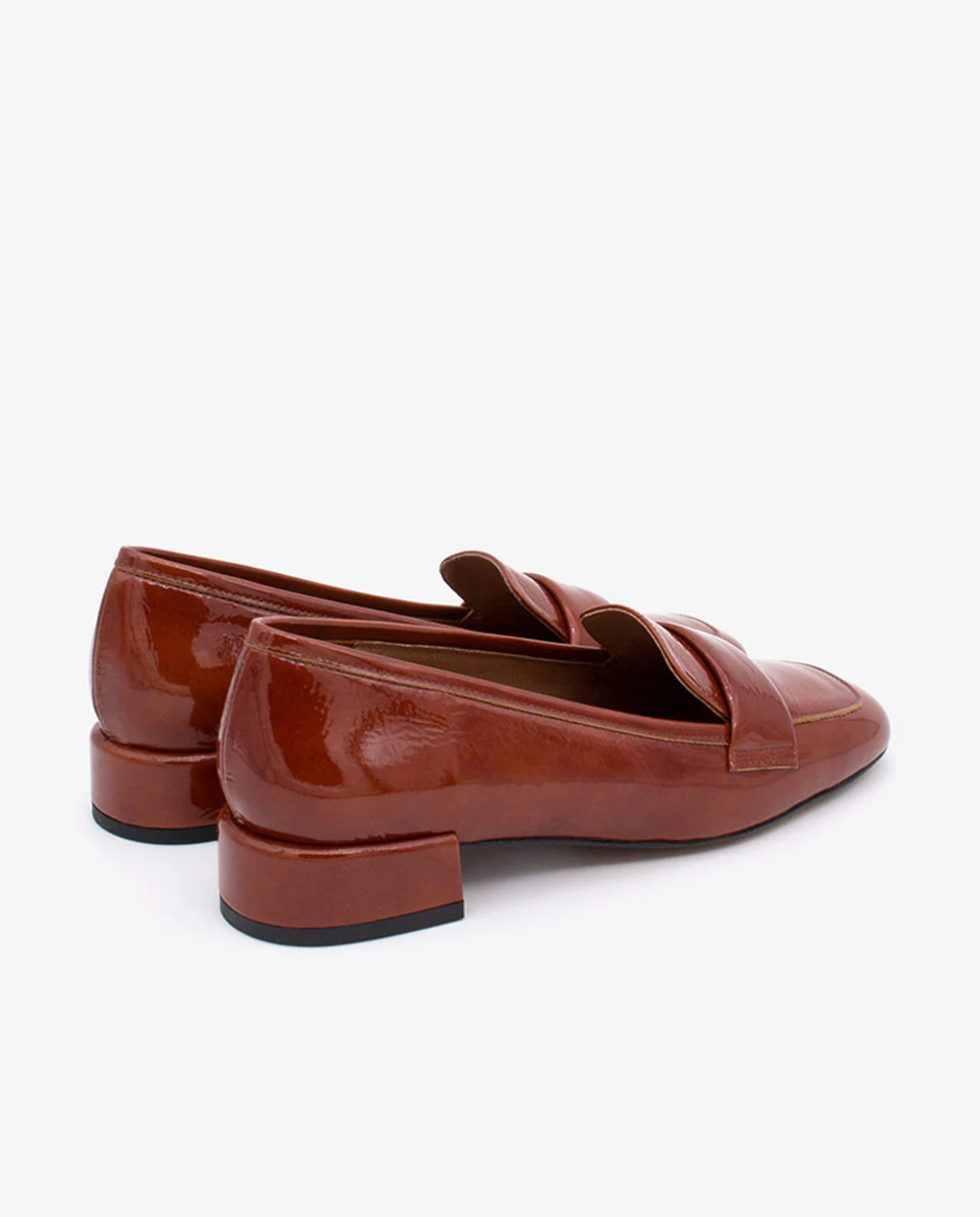 YAMA – Mocasín de charol con tacón bajo y punta redonda - Image 3