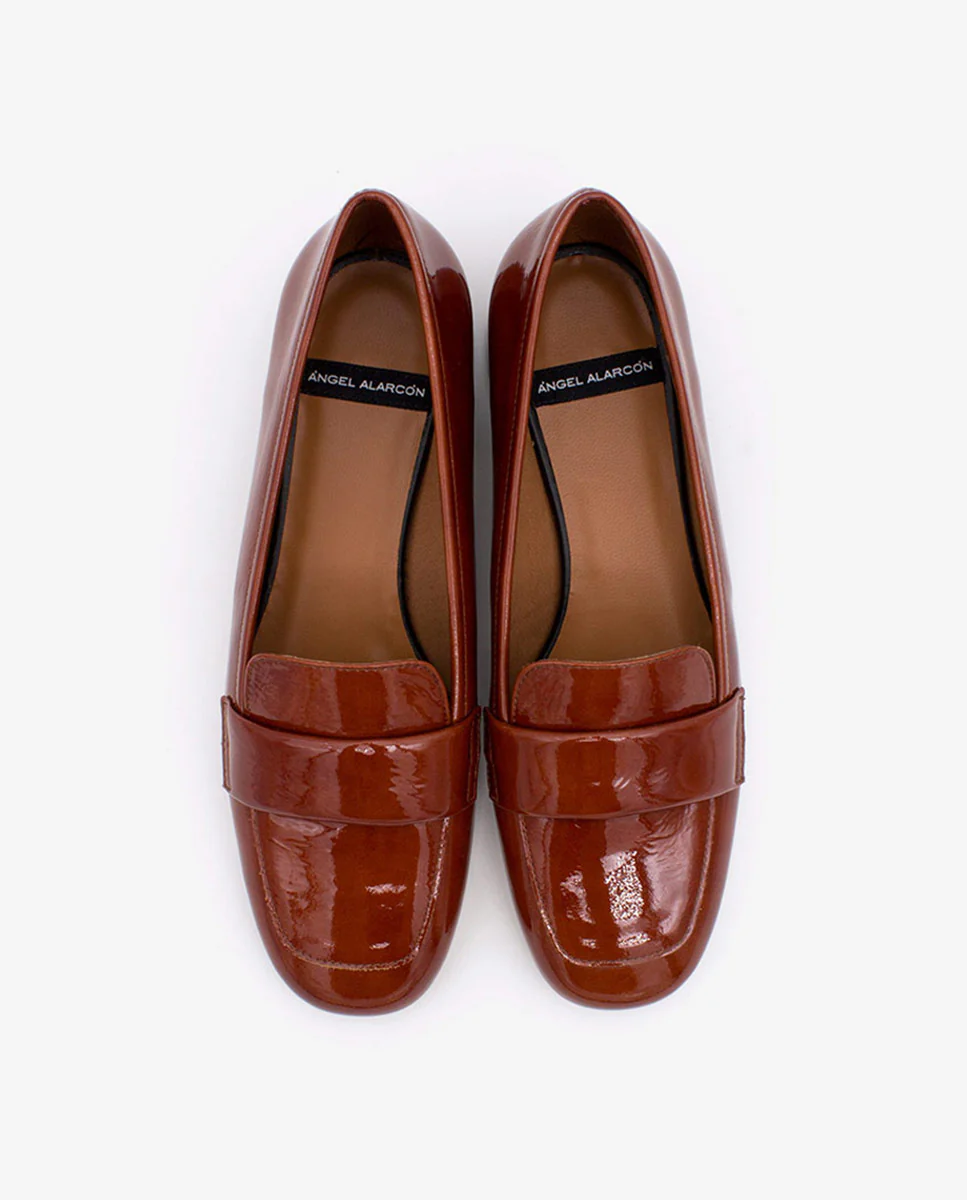 YAMA – Mocasín de charol con tacón bajo y punta redonda - Image 4