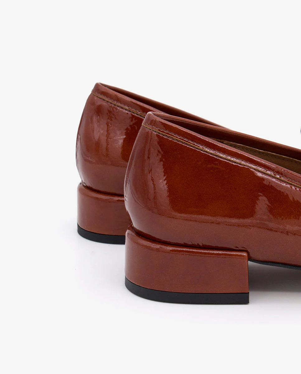 YAMA – Mocasín de charol con tacón bajo y punta redonda - Image 5
