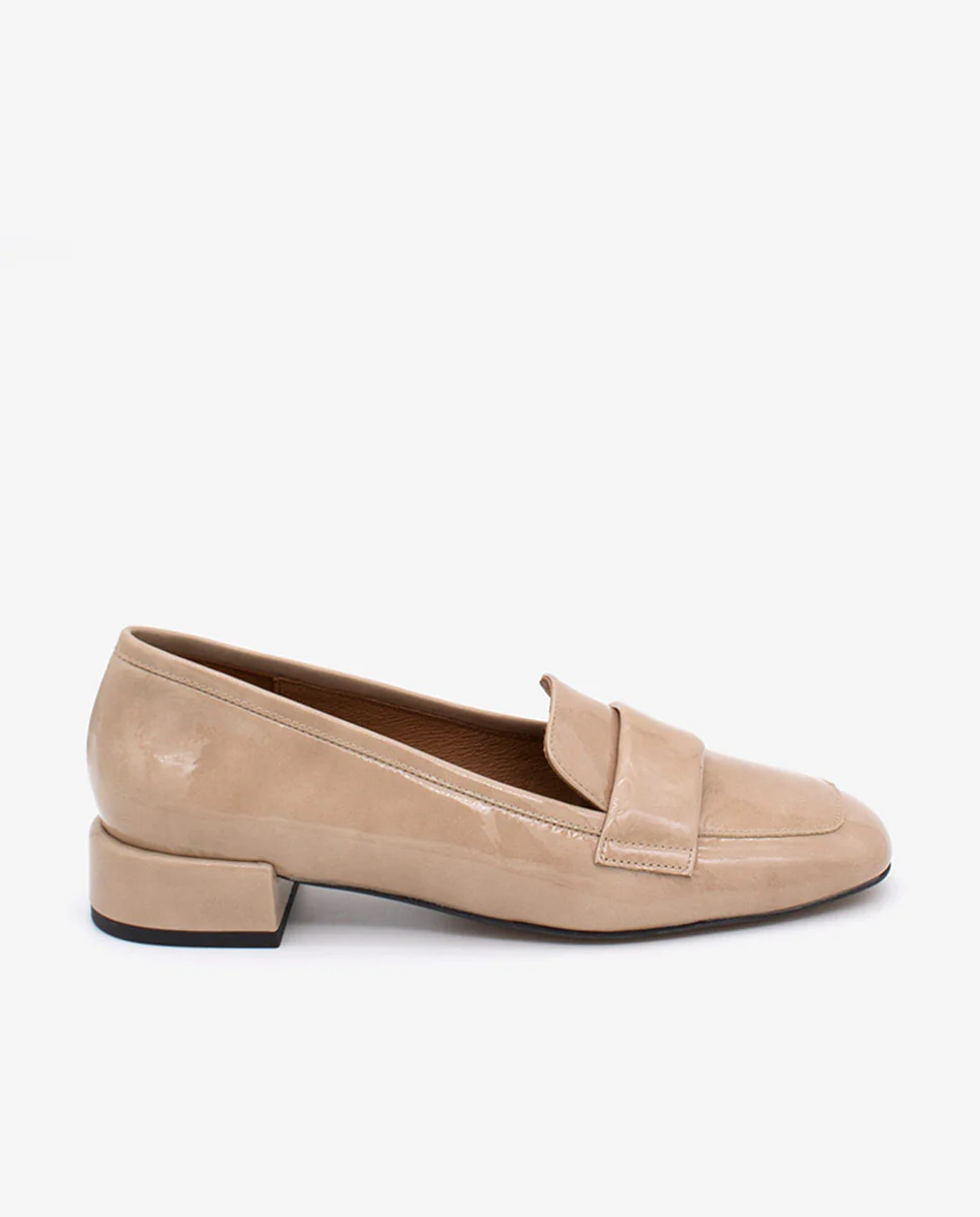 YAMA – Mocasín de charol con tacón bajo y punta redonda - Image 6