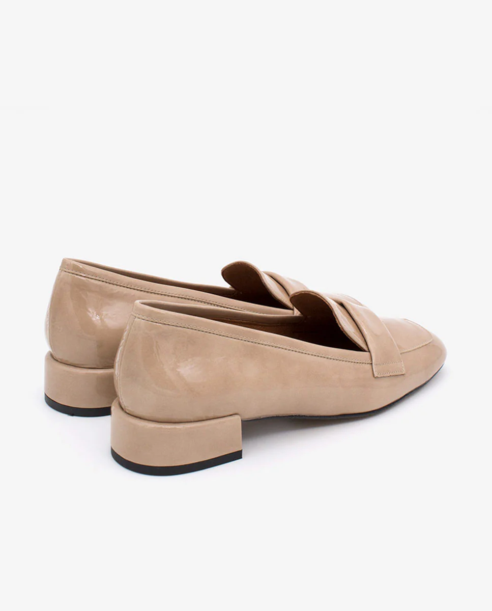 YAMA – Mocasín de charol con tacón bajo y punta redonda - Image 8