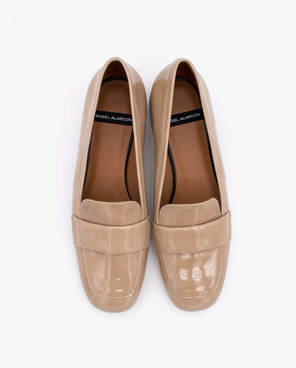YAMA – Mocasín de charol con tacón bajo y punta redonda - Image 9