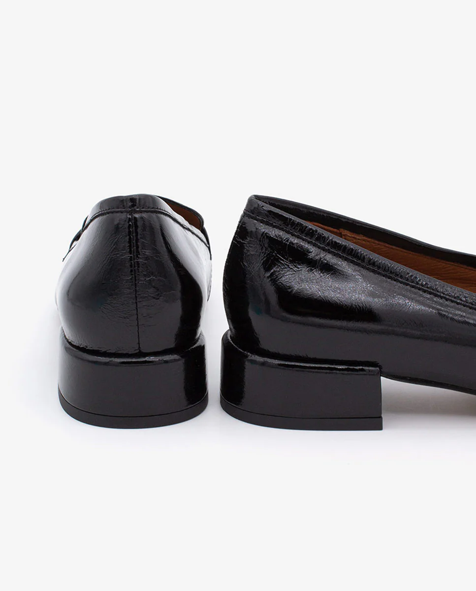 YAMA – Mocasín de charol con tacón bajo y punta redonda de piel brillante - Image 10