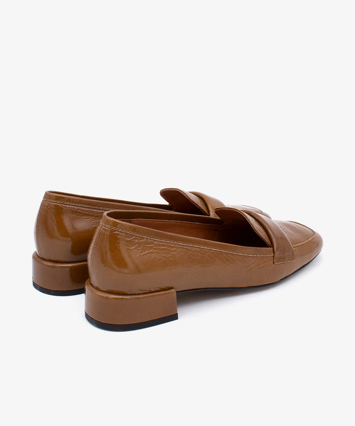 YAMA – Mocasín de charol con tacón bajo y punta redonda de piel brillante - Image 3