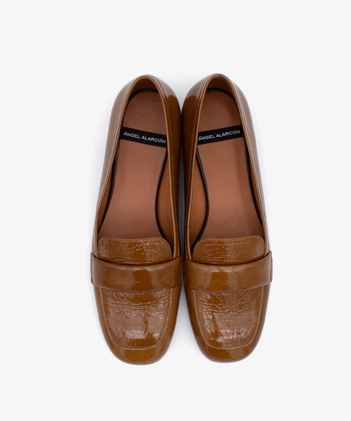 YAMA – Mocasín de charol con tacón bajo y punta redonda de piel brillante - Image 4