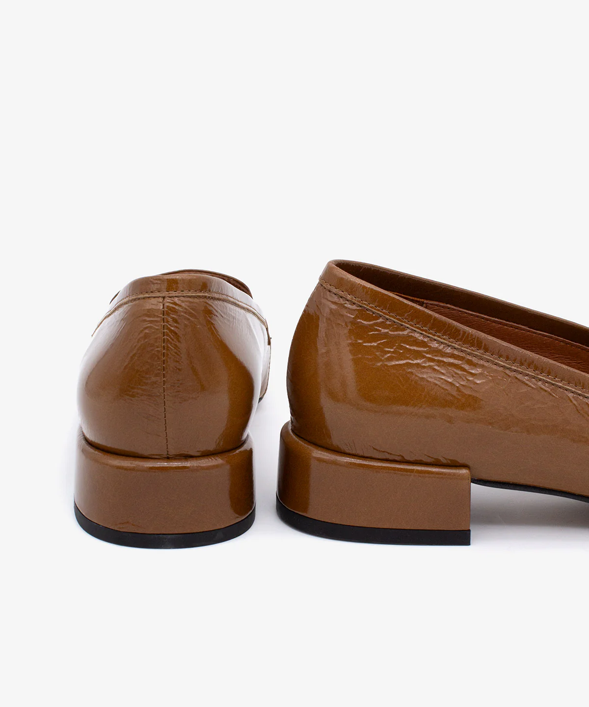 YAMA – Mocasín de charol con tacón bajo y punta redonda de piel brillante - Image 5