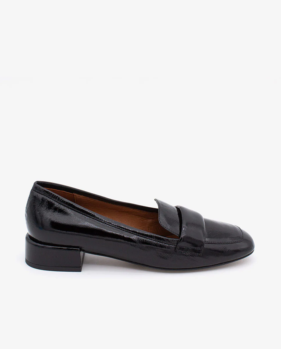 YAMA – Mocasín de charol con tacón bajo y punta redonda de piel brillante - Image 6