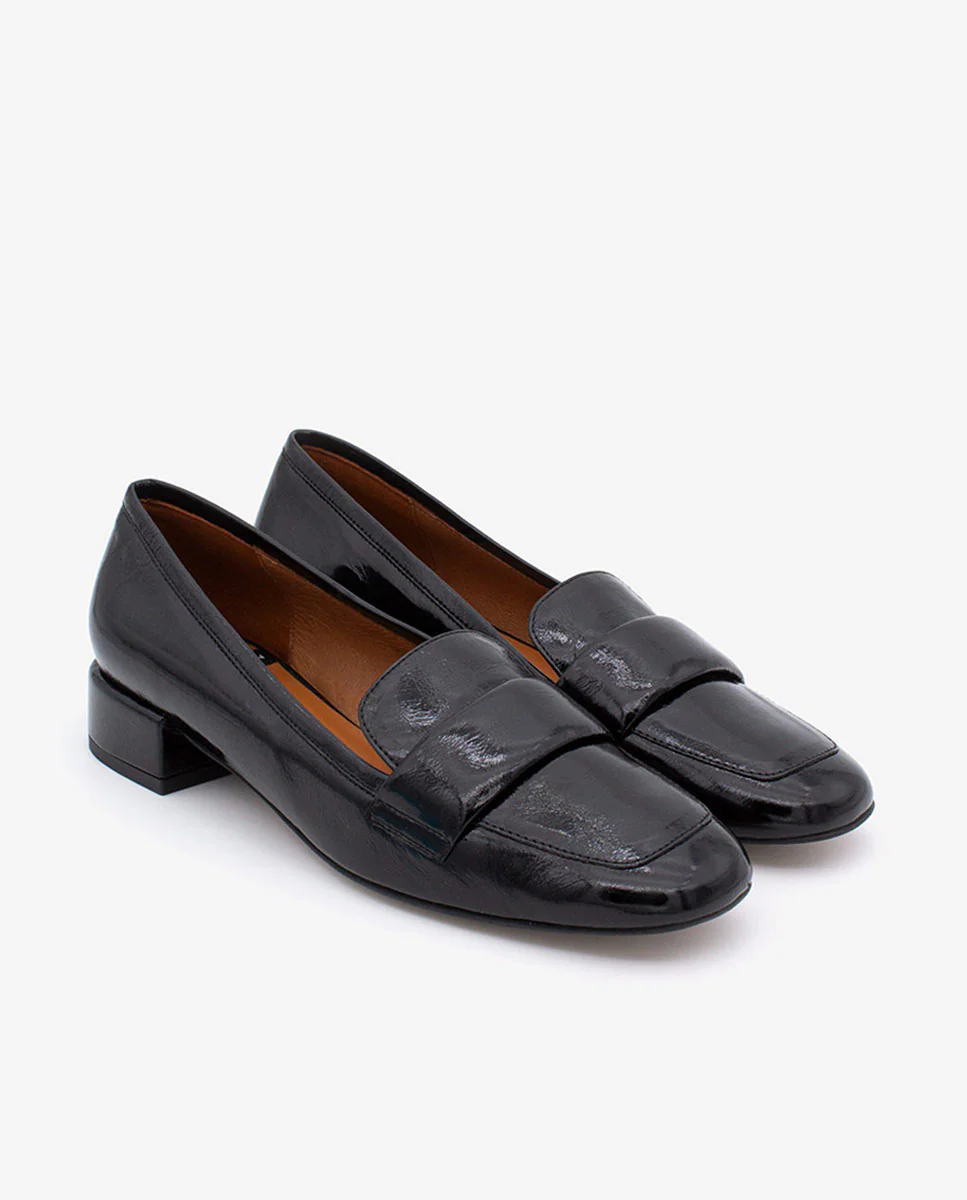YAMA – Mocasín de charol con tacón bajo y punta redonda de piel brillante - Image 7