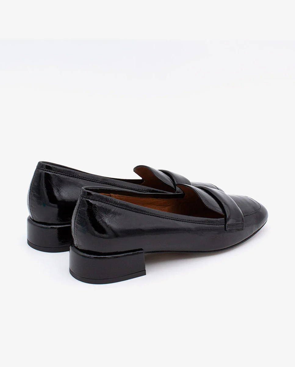 YAMA – Mocasín de charol con tacón bajo y punta redonda de piel brillante - Image 8