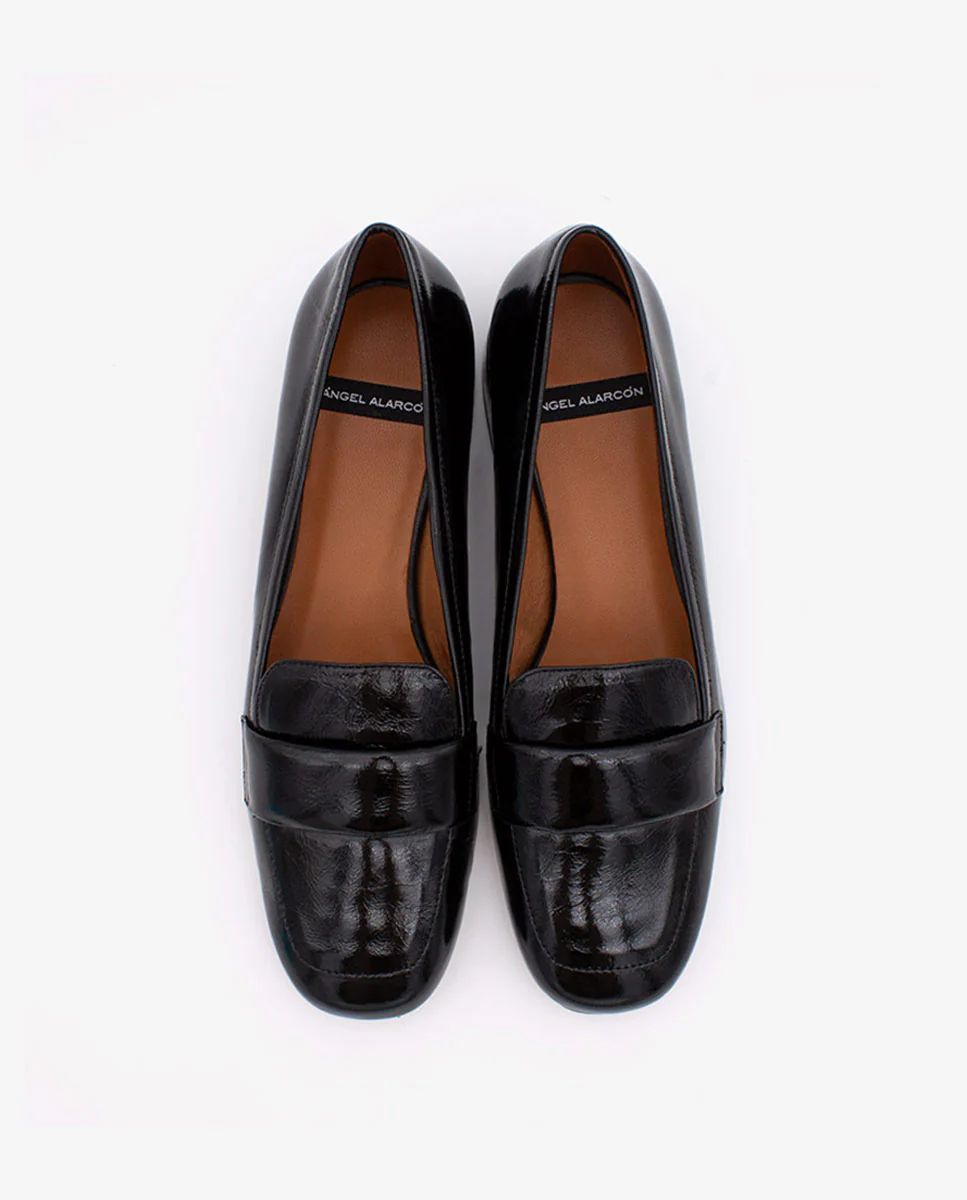 YAMA – Mocasín de charol con tacón bajo y punta redonda de piel brillante - Image 9